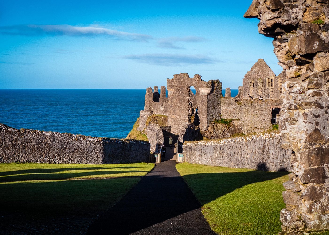 Dunluce Castle Shore Excursion: Giant's Causeway & Belfast City Tour